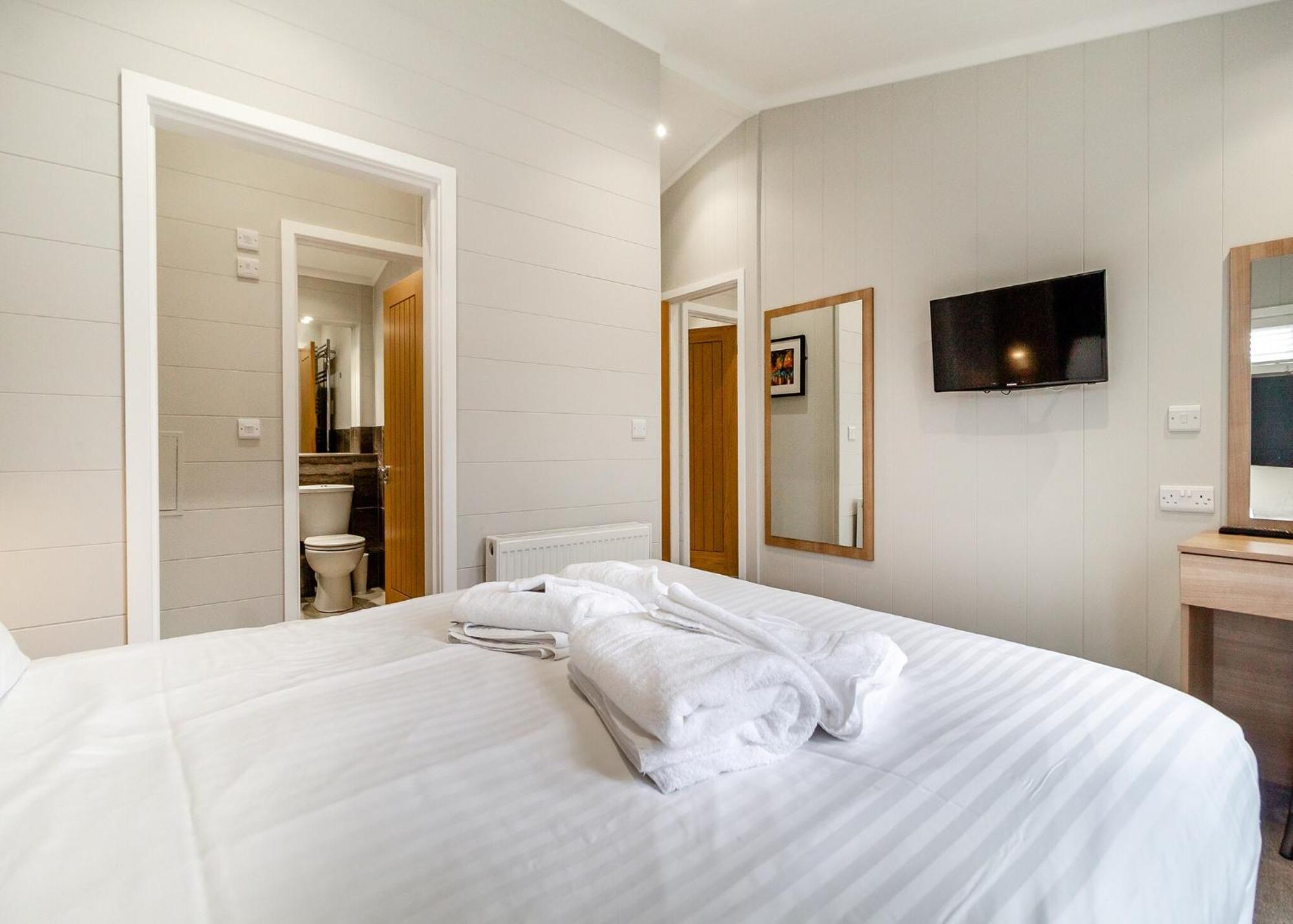 Norfolk Woods Resort And Spa Narborough  Bagian luar foto